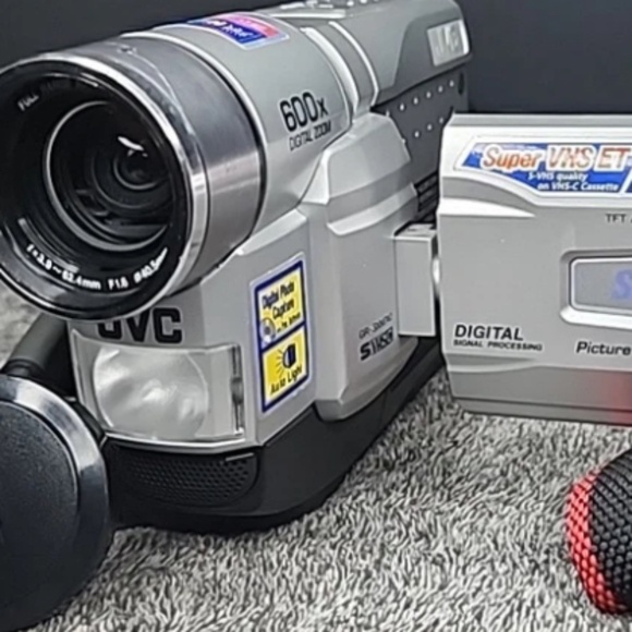 Brand NEW VHS CAMCORDER 600x Zoom& many other features (Box Included) - Picture 1 of 6